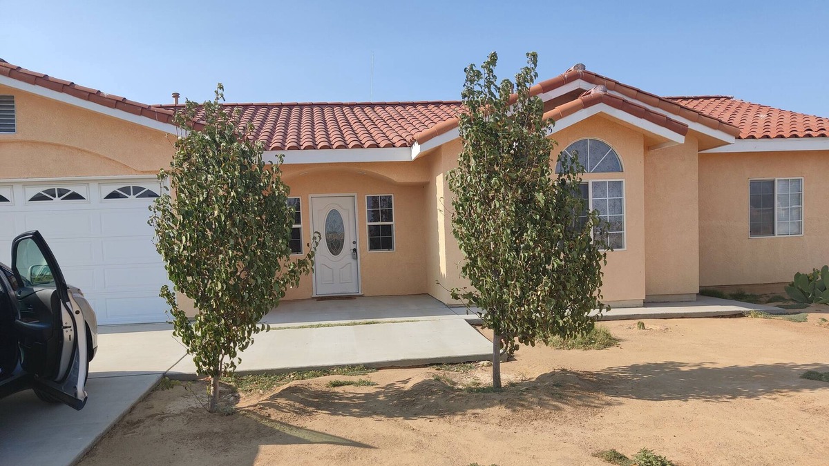 California City House | Cheerful Vacation 4 bedroom Family Home /Pool,Near Race Track, Golf ,Crews,Base.