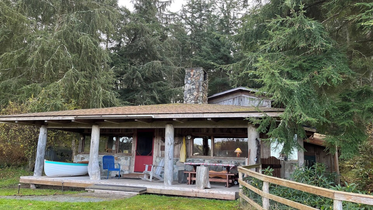 Lopez Island House | Cheerful woodsy cabin w gas fireplace, sleeps 6.