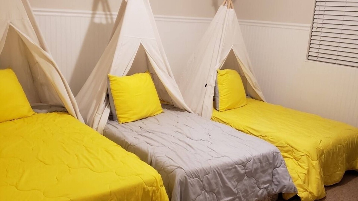 Laveen House | Cheerful Yellow 2-Bedroom Residential Home