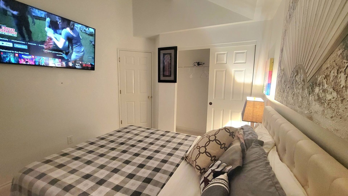 Covington House | Cheery and inviting room in Kent