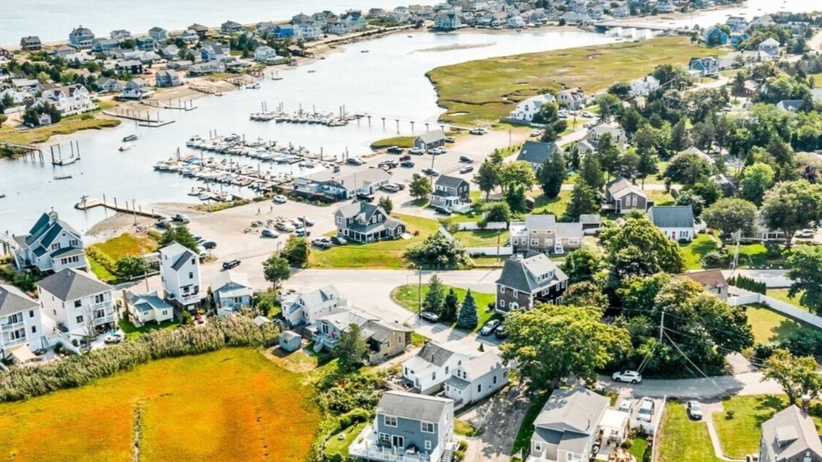 Humarock House | Cheery home! .5m walk to beach, shops, restaurants, & river steps away!