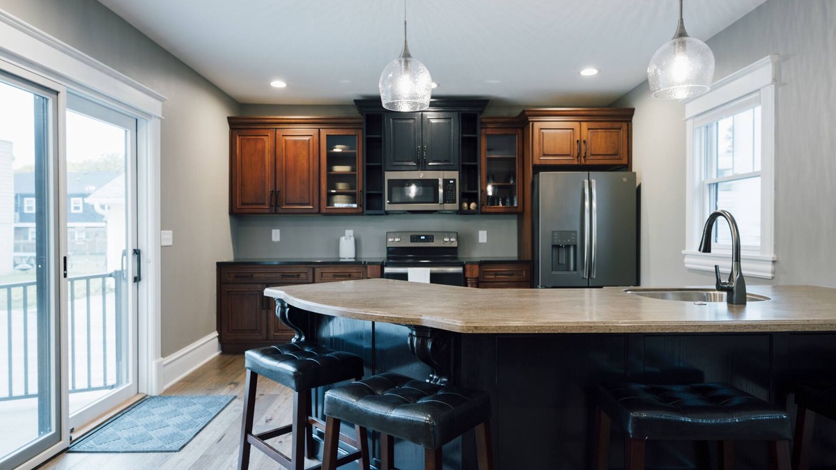 Pella House | Cheery Home in Heart of Pella