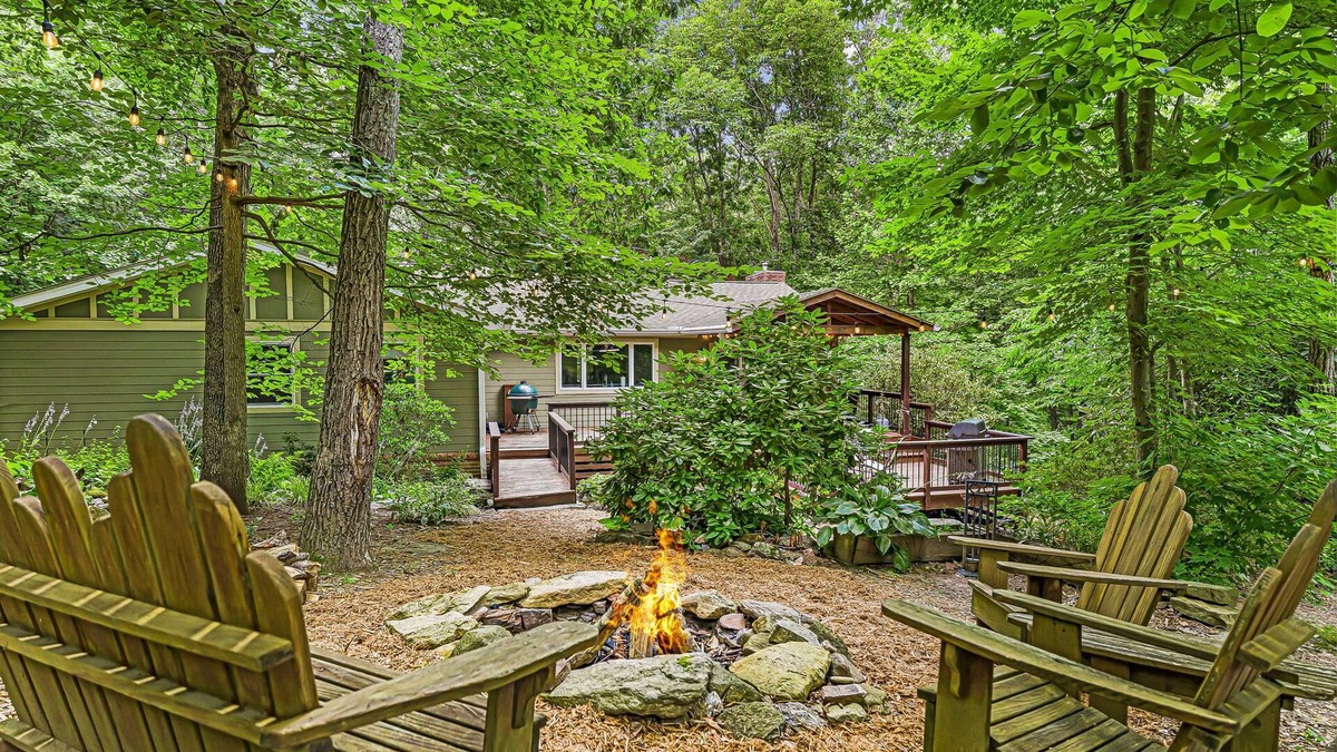 Royal Pines House | Chef’s Kitchen, Fire Pit & Soaking Tub | Quiet Escape + Biltmore Pass