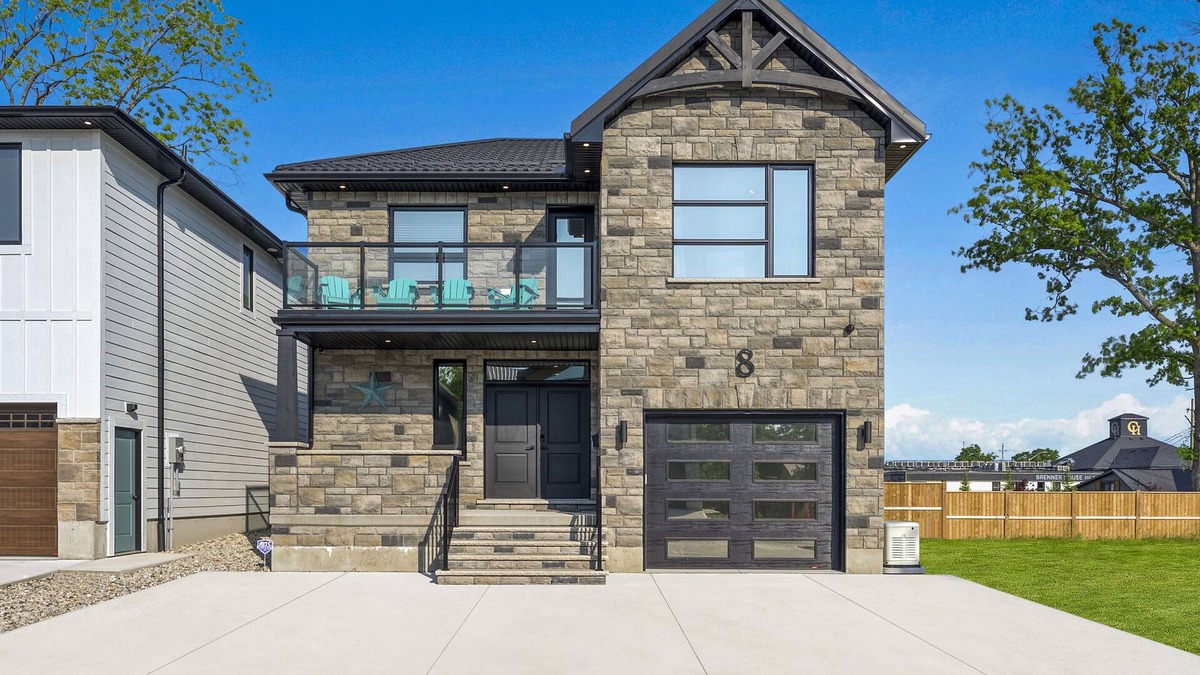Grand Bend House | Chello’s Grand Villa, Grand Bend Beach- Steps from the Strip