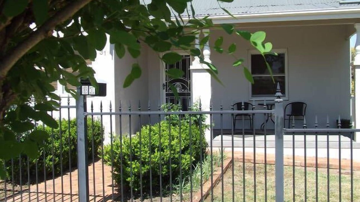 East Tamworth House | Chelmsford Cottage in East, pet friendly wifi sleeps 8