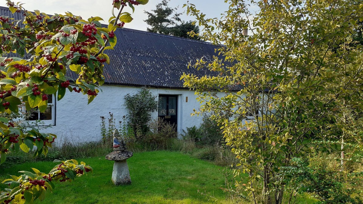 Fochabers Cottage | "Chelona" period listed property with hot tub and pet friendly