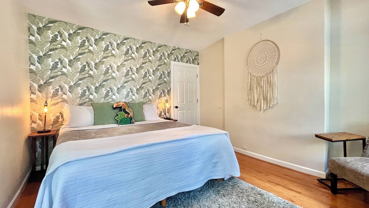 Chelsea Apartment | Chelsea Concrete Jungle House - Spacious 1 bedroom - Sleeps 4