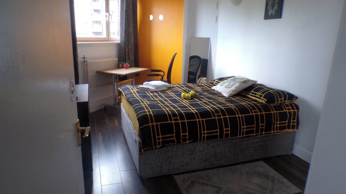 Chelsea Riverside Apartment | Chelsea Orange Apartment Sleeps10-PetsOK-Parking