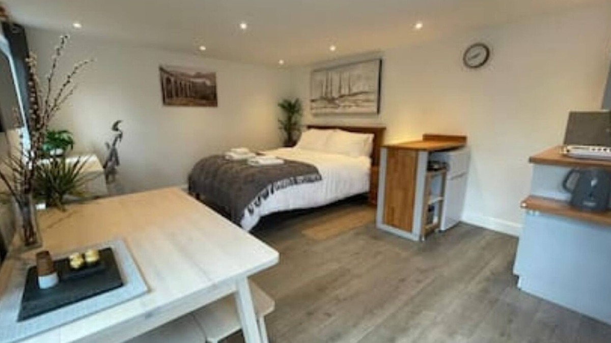 Cheltenham House | Cheltenham Races Home with Hot-Tub