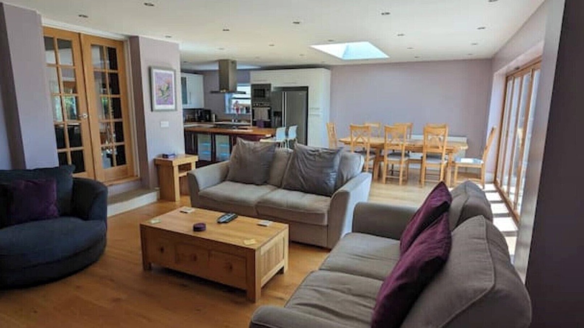 Cheltenham House | Cheltenham Stylish Large House With bar & hot tub