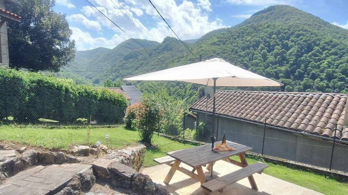 Sengouagnet House | Chemin du Cagir. Quiet, natural setting, garden with mountain views.