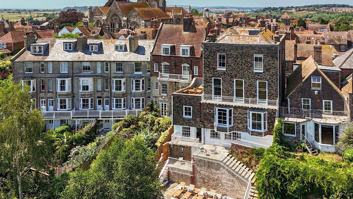 Rye House | Chequer - a holiday let that sleeps 14 guests in 7 bedrooms