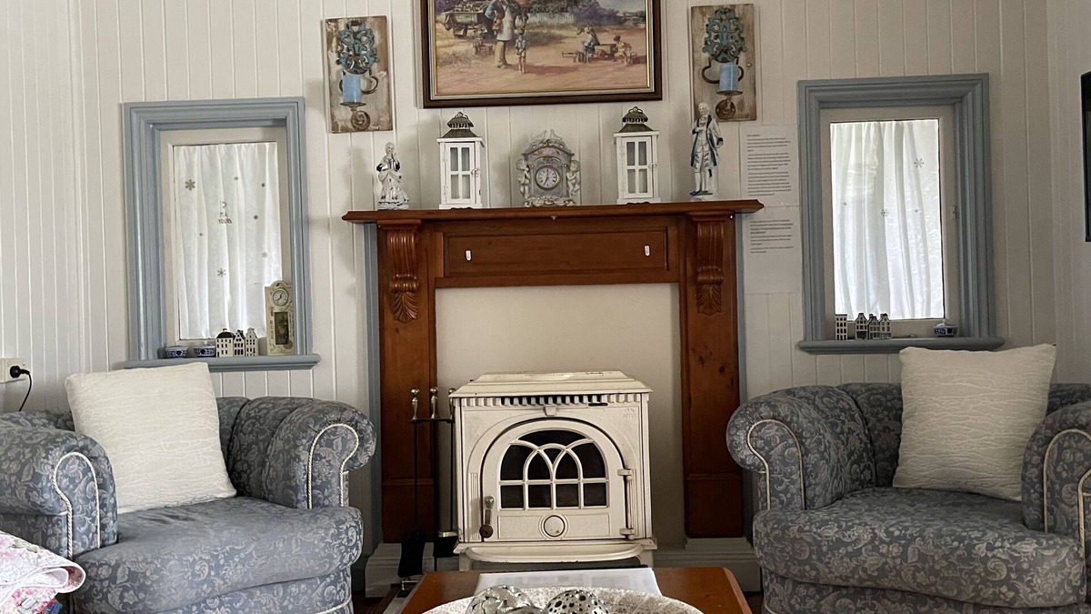 Stanthorpe House | Cherry Blossom Cottage- country Charm with Spa