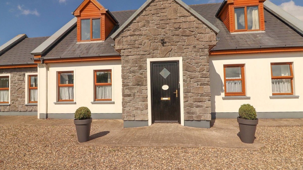 Mullagh Cottage | CHERRY BLOSSOM COTTAGE, family friendly in Quilty, County Clare