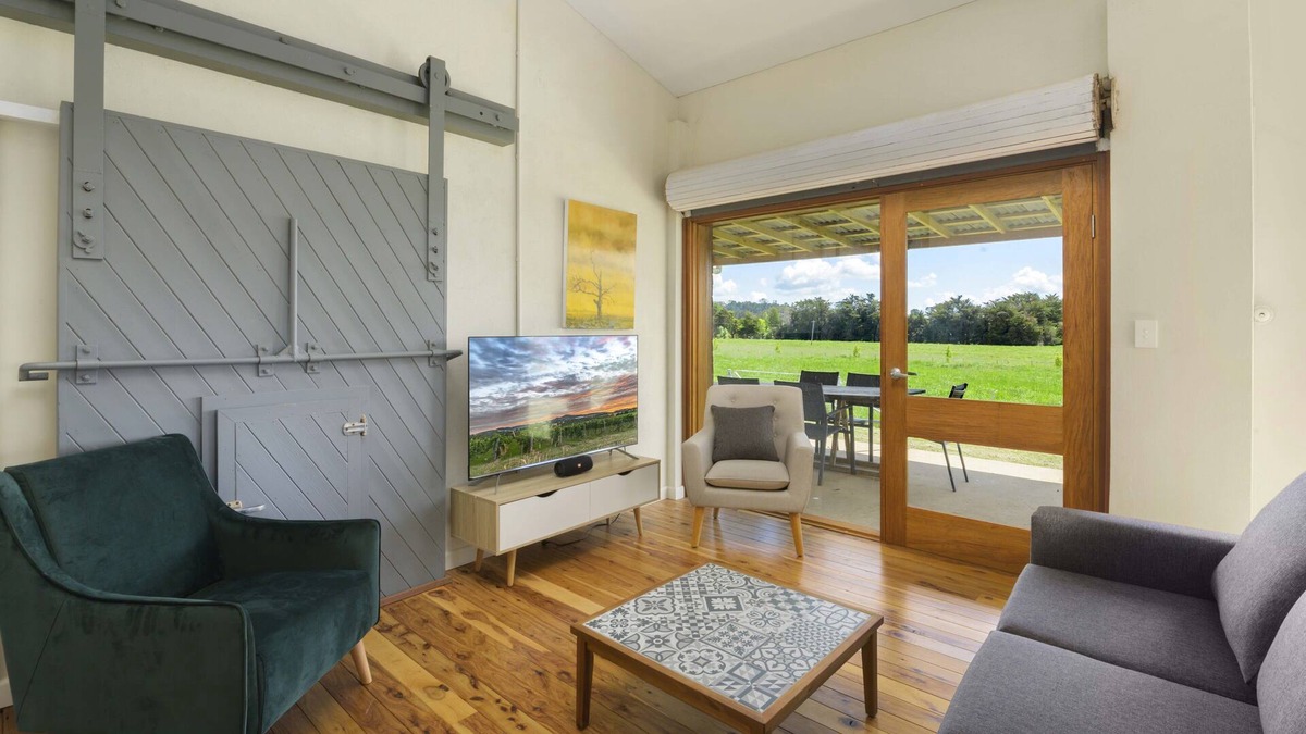 Canobolas Cottage | Cherry Cottage, Orange NSW. Walk to 4 cellar doors from this cosy oasis.