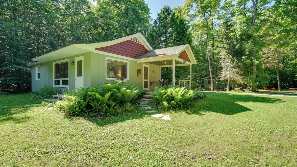 Fish Creek Cottage | 'Cherry Cottage' - Walk to Peninsula State Park!
