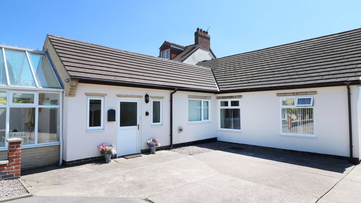 Palterton House | CHERRY FIELDS, pet friendly, with a garden in Bolsover