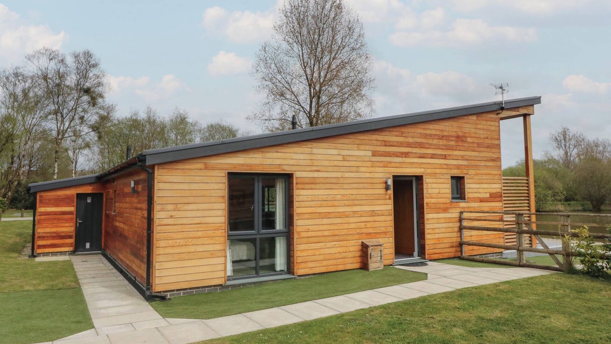 Winkleigh Cottage | CHERRY, pet friendly, luxury holiday cottage, with hot tub in Dolton