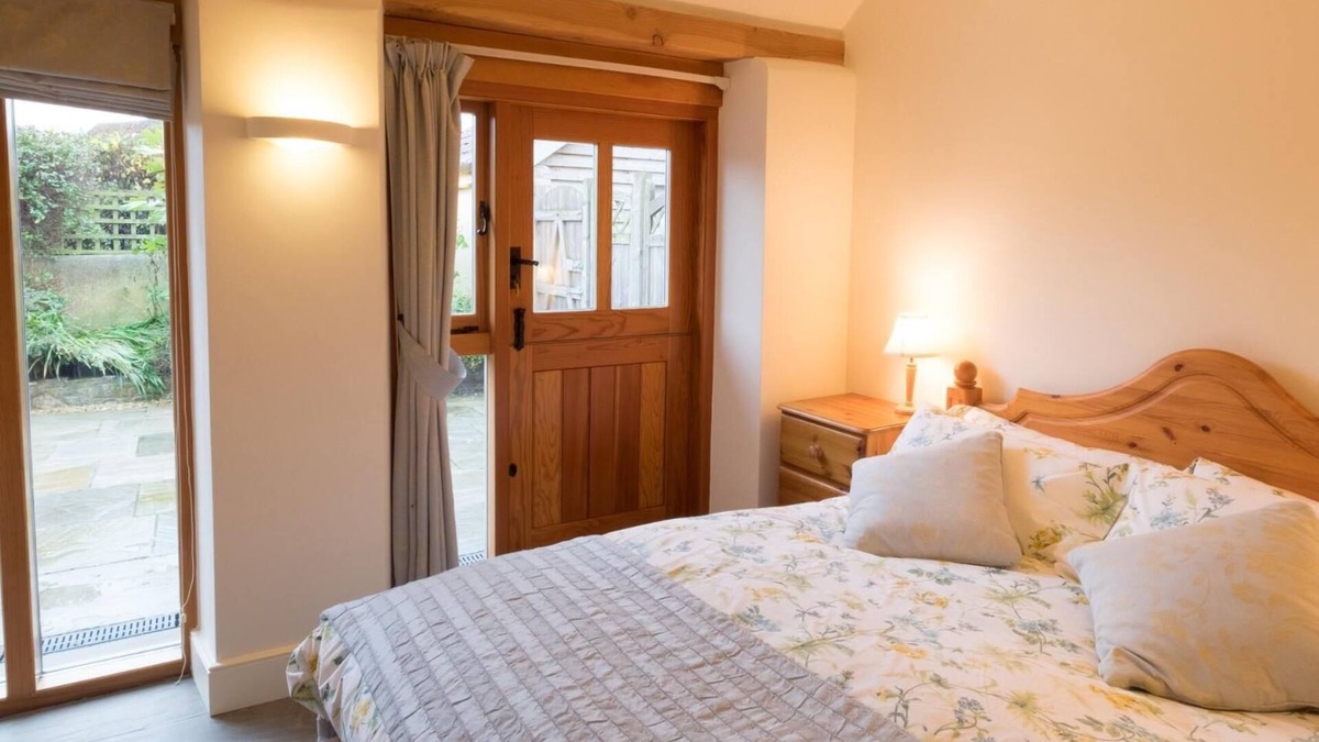 Wedmore Cottage | Cherry Plum Cottage - one bedroom