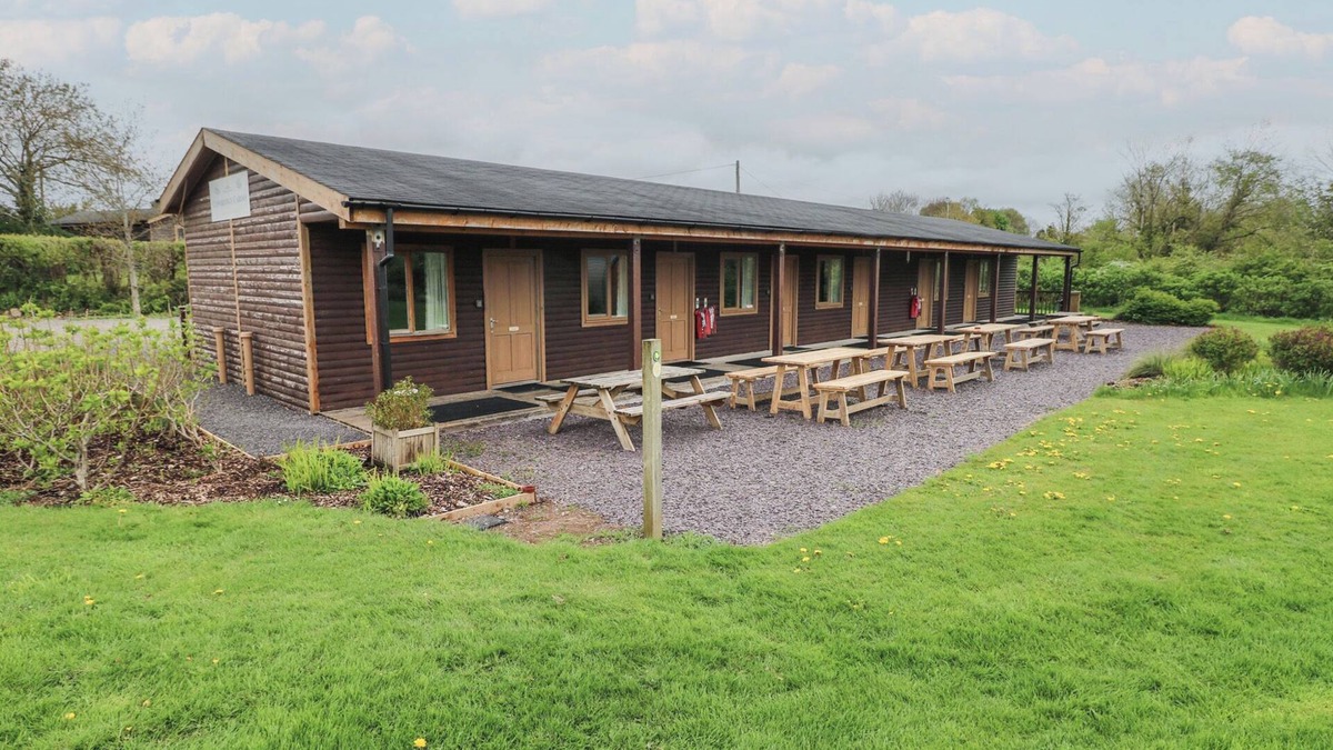 Cowbridge Cottage | CHERRY, romantic, country holiday cottage, with a garden in Cowbridge