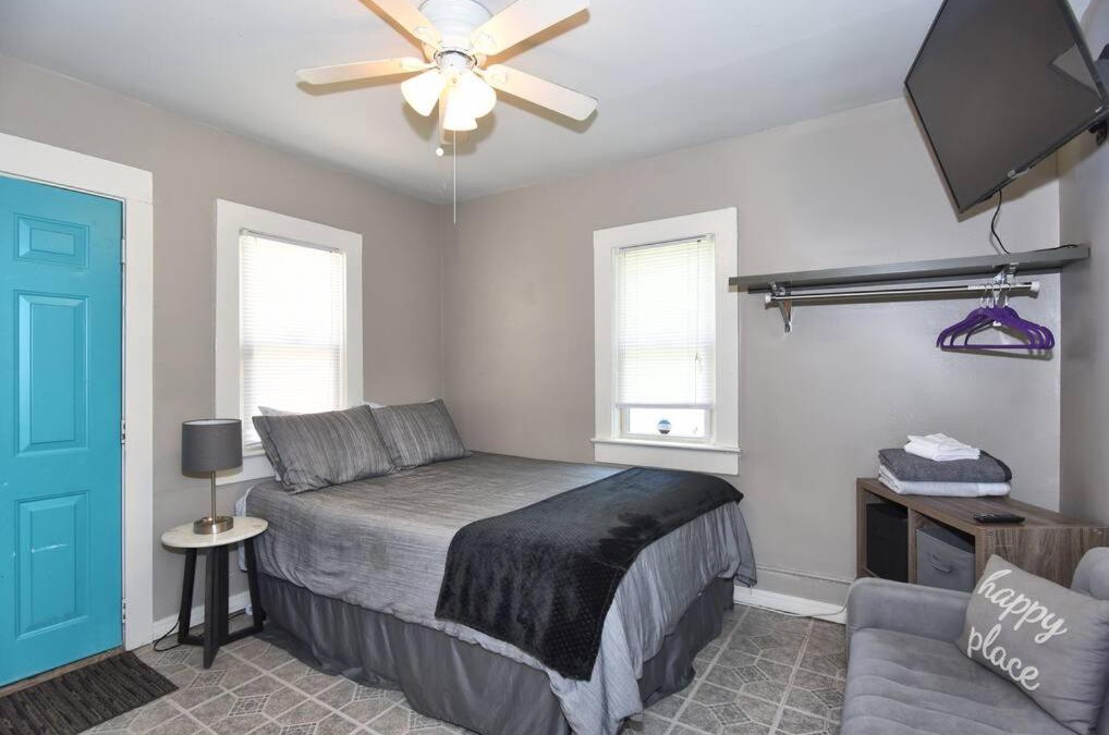 Cherry Street House | CHERRY ST LITTLE LOVE HOUSE* SHOP*DINE* RT 66*EXPO CENTER*BOK*DOWNTOWN