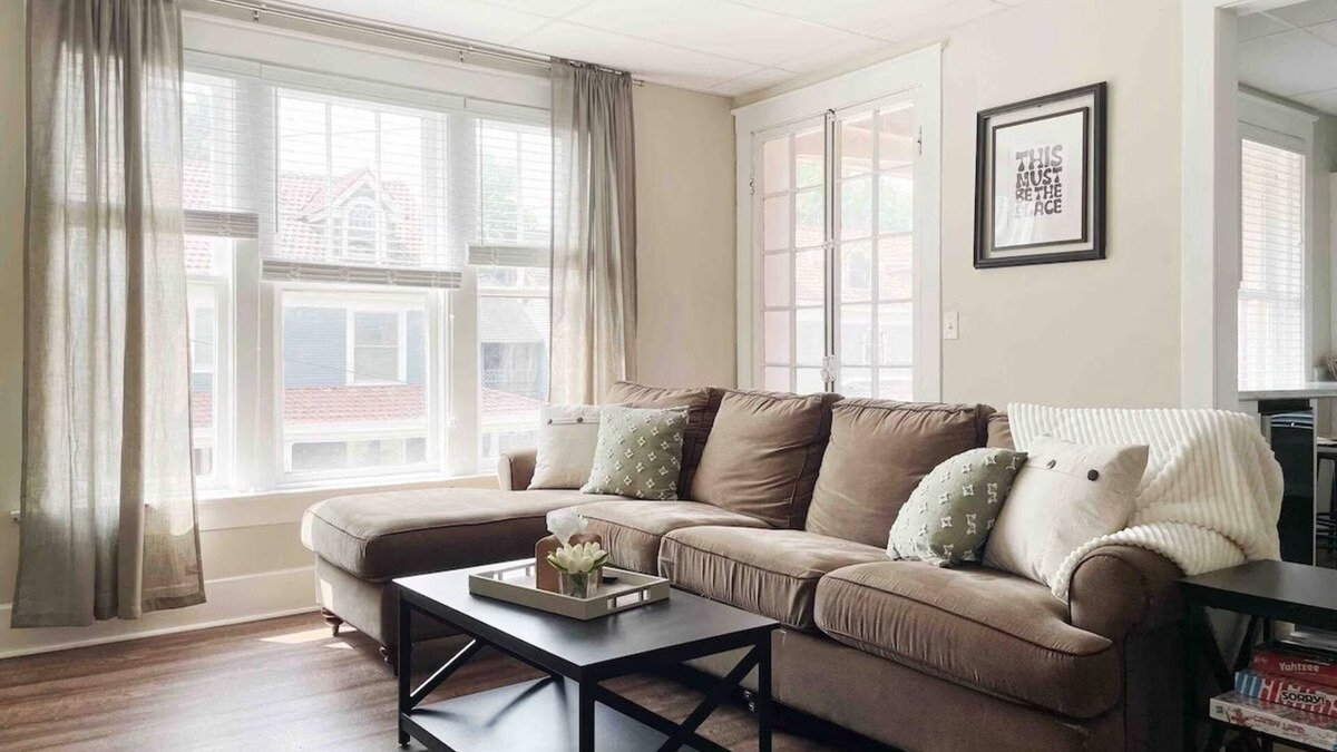 Evansville Apartment | Cherry Street Retreat B - 2BR/1BA APT near River