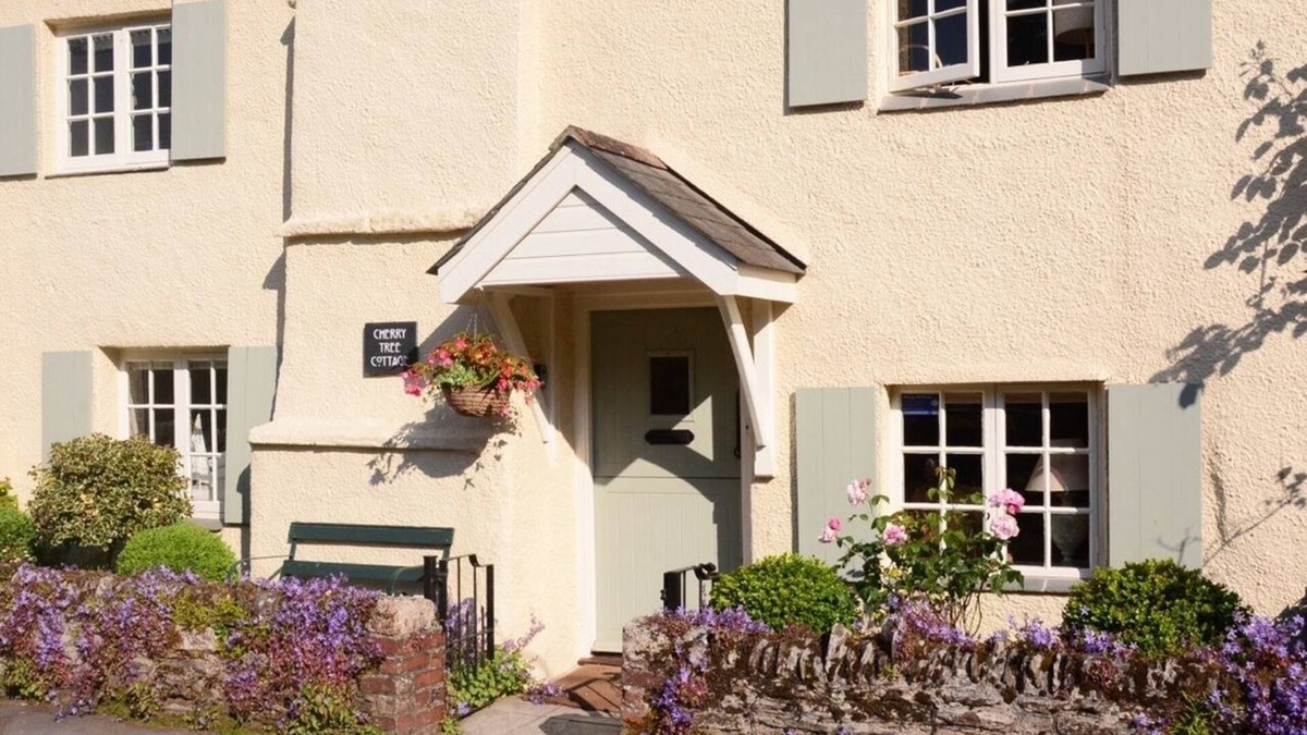 Noss Mayo Cottage | CHERRY TREE COTTAGE, pet friendly, with a garden in Noss Mayo