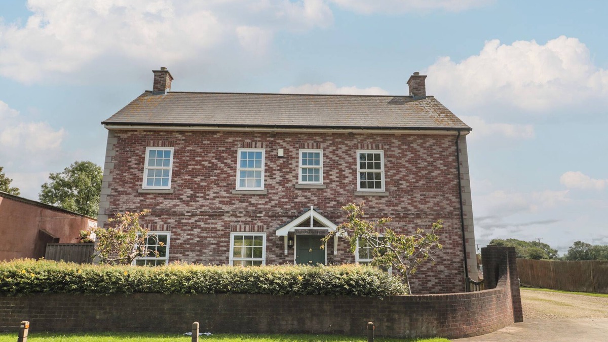 Highbridge House | CHERRY TREE HOUSE, family friendly, with a garden in Highbridge