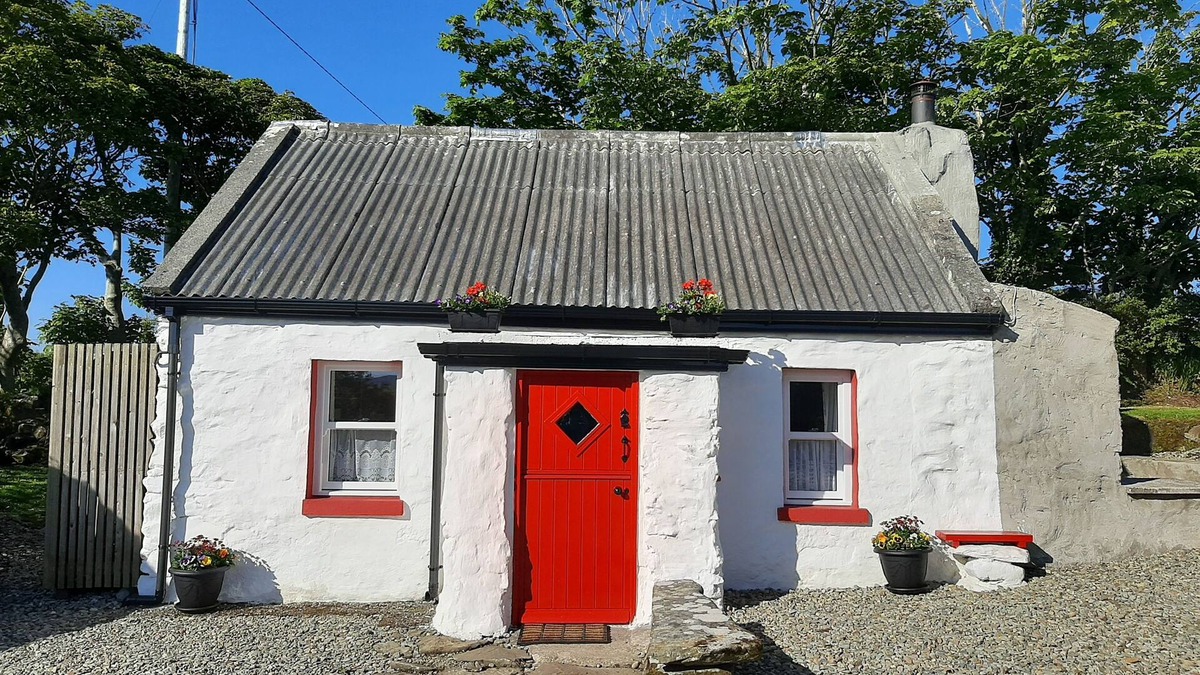 Ballyliffin Cottage | CherryTreeCottage - Cosy 19thCentury/Pet Friendly