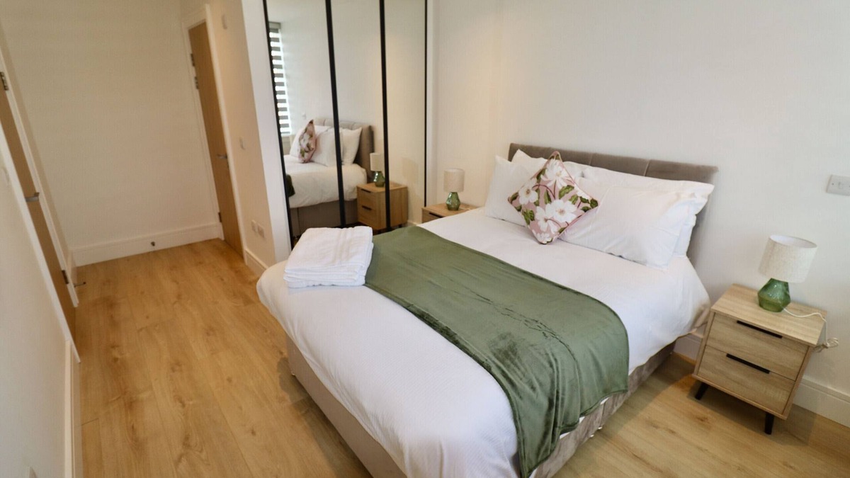 Runnymede Apartment | Chertsey Modern 2-Bed Flat with Ensuite, Parking & Ultra-Fast WiFi