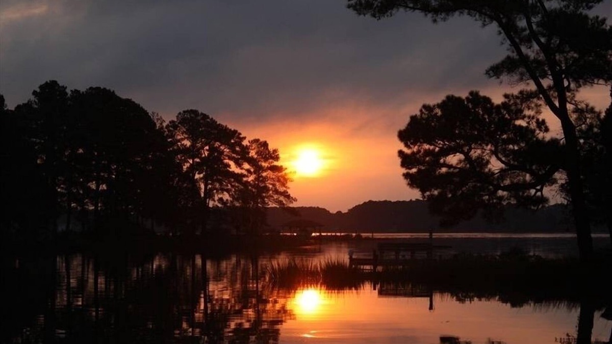 Foster Cottage | Chesapeake Bay Waterfront Cottage Pool, Pier, Kayaks, Wifi 2 Bd/2 Ba, Mini Golf