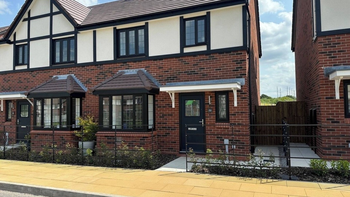 Congleton House | Cheshire Retreat: Modern 3BR with Garden