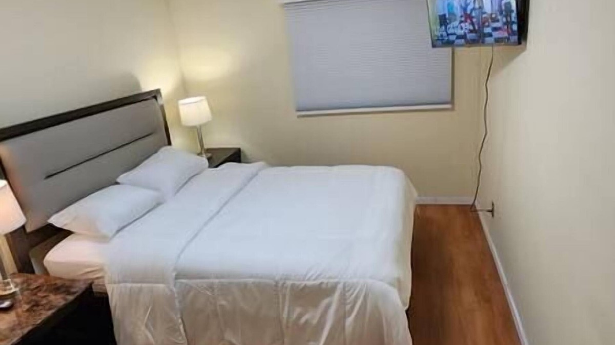 Winnipeg Apartment | Chesskings Guest House - Unit 2 Notredame Avenue