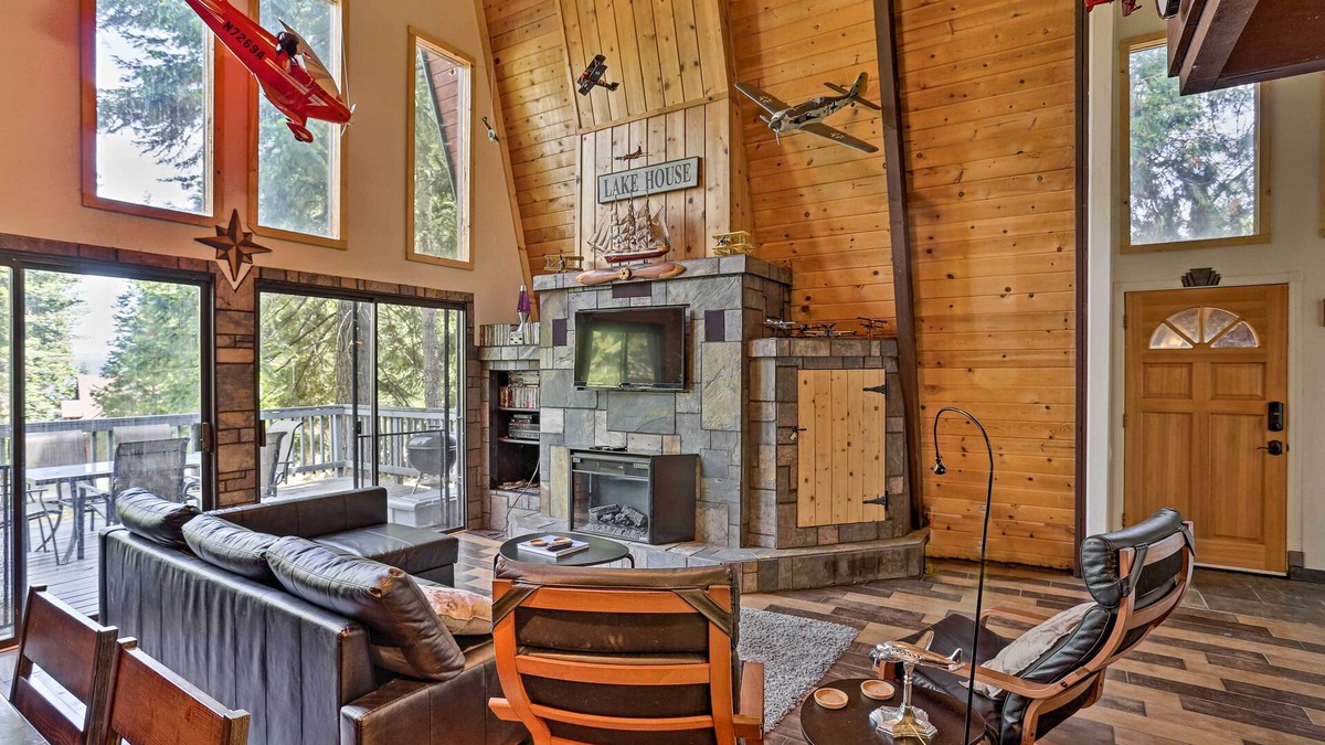 Lake Almanor West Cabin | Chester Cabin w/Deck - Walk to Lake + Golfing!
