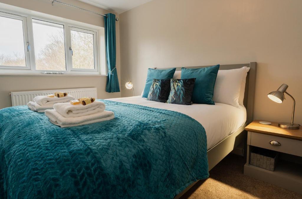 Blacon House | Chester Greenway House - Ideal 1 Bedroom Home, EV Charger & Parking - Sleeps 4