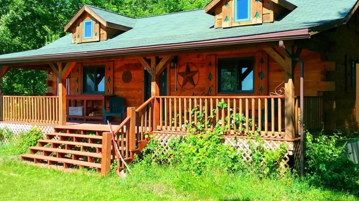 Waterville Cabin | Chestnut. 3 bedroom, 2 bath Log Cabin with outdoor hot tub jacuzzi.sleeps 10