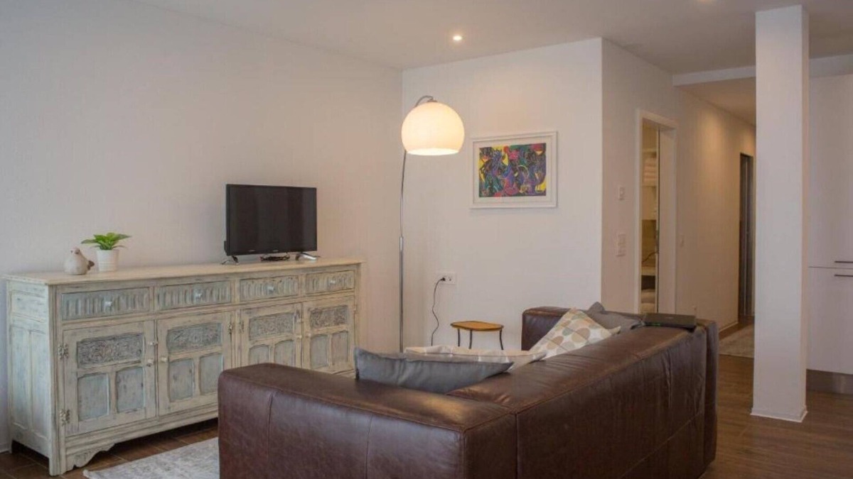 Giubiasco Apartment | Chestnut apartment surrounded by greenery