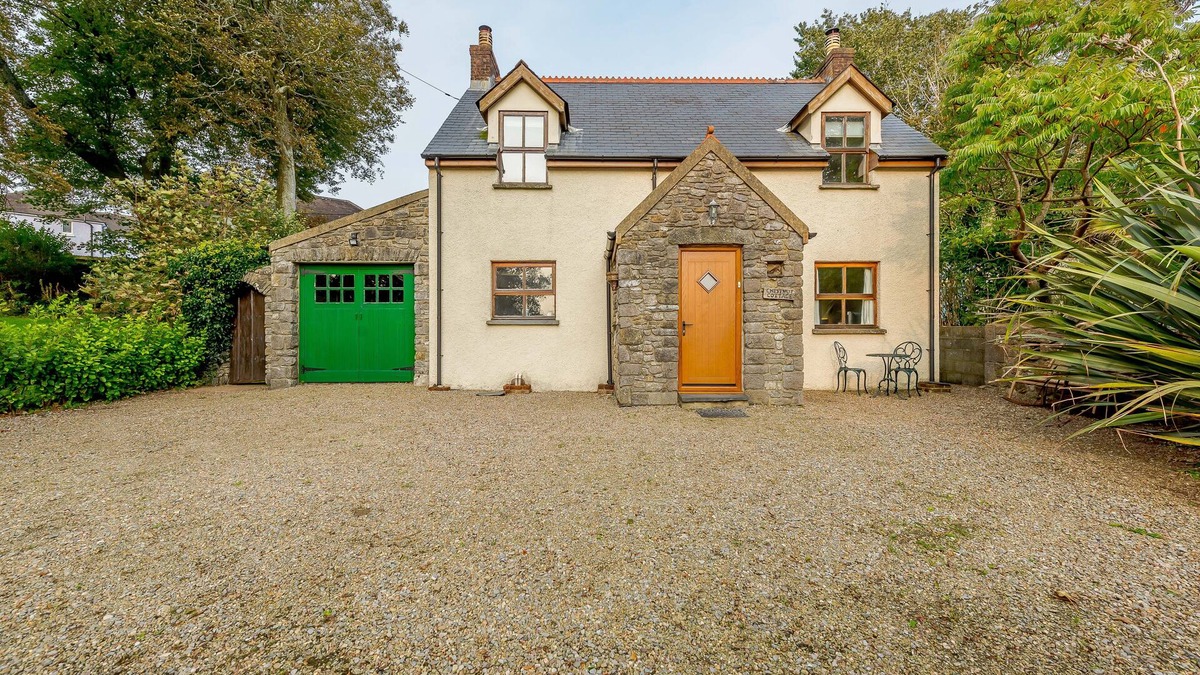 Manorbier House | Chestnut Cottage - Three Bedroom House, Sleeps 6
