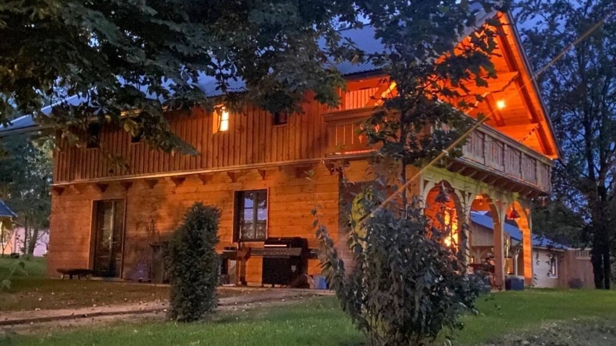 Blankenburg Cottage | Chestnut house by the lake near the Louvine for 12 guests with outdoor sauna and whirlpool
