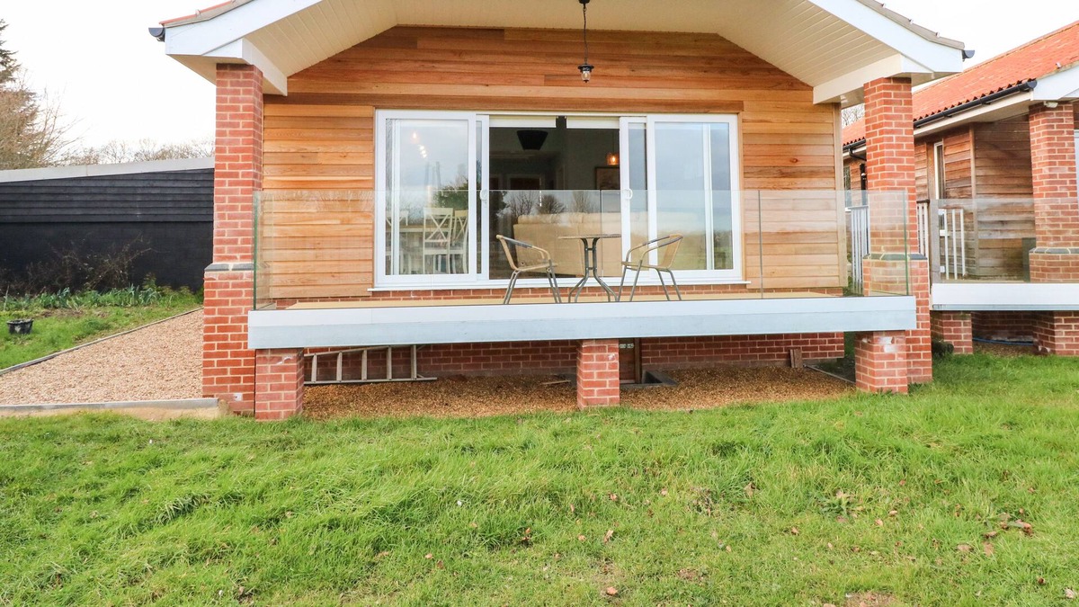 Attleborough House | CHESTNUT LODGE, pet friendly, with a garden in Old Buckenham