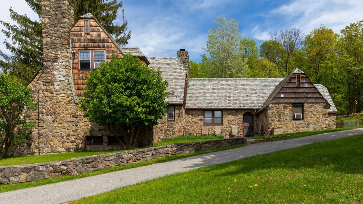 Fishkill House | Chestnut on Willow Lake