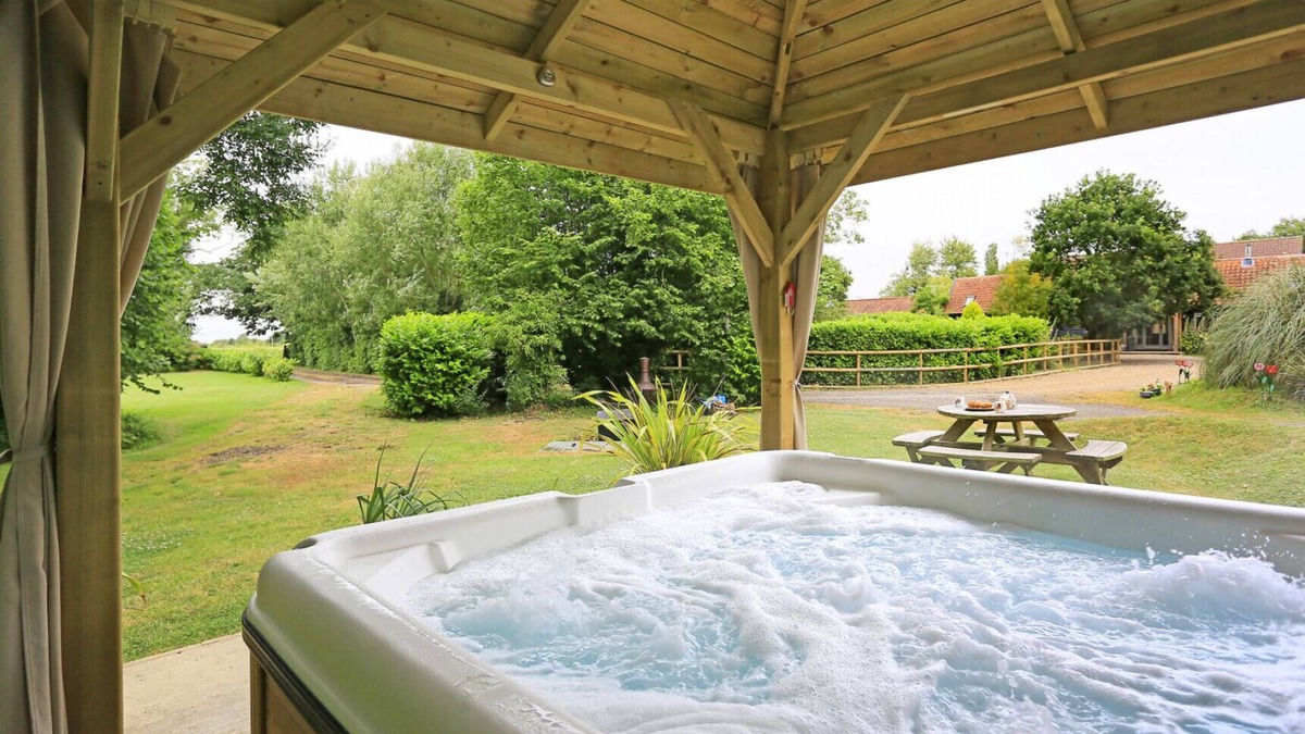 Bungay House | Chestnut Tree Barns - Seven Bedroom House, Sleeps 14