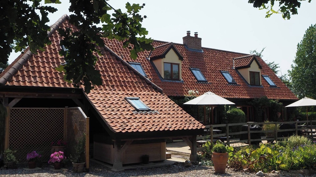 Bungay House | CHESTNUT TREE BARNS, pet friendly, with hot tub in Bungay