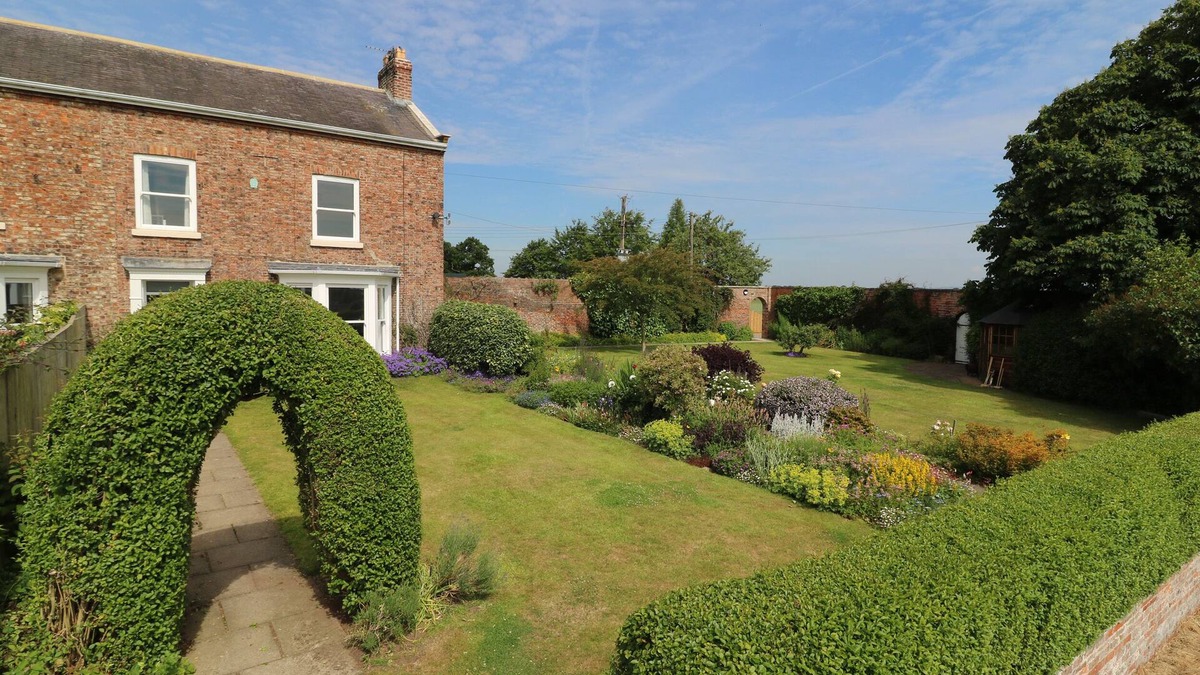 York Cottage | CHESTNUTS AT YOULTON LODGE, family friendly in Tollerton