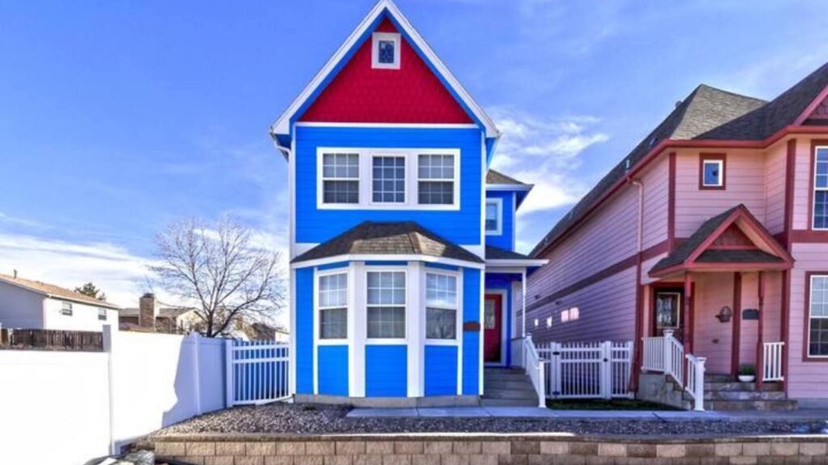 Cheyenne Apartment | Cheyenne Blue Painted Lady