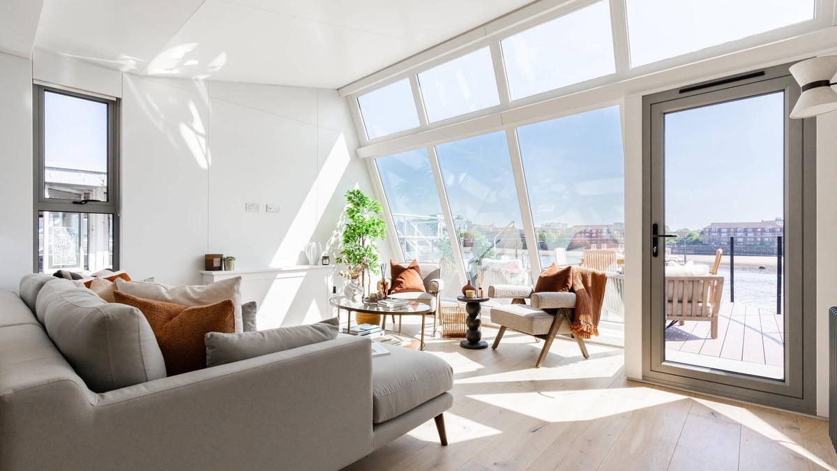 Chelsea Riverside Apartment | Cheyne Walk Houseboat by onefinestay