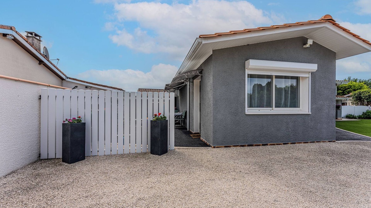 Audenge House | Chez Brigitte – Charming Studio in Audenge with Terrace, Bikes, and Close to Bassin d'Arcachon