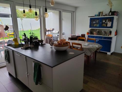 Courtepin House | Chez Elsa et Agou - chambre confortable chez l'habitant