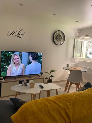 Tulle Apartment | Chez Julie petit appartement une chambre rez jardin maison