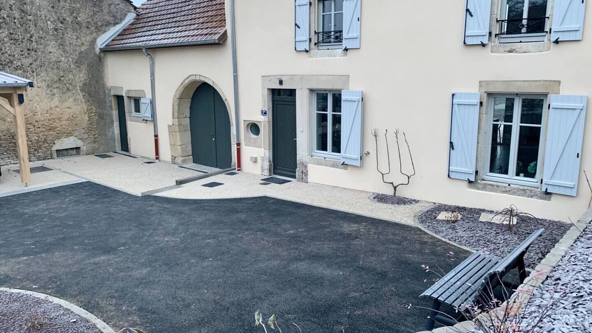 Rouvres-la-Chetive House | Chez la Rose luxury cottage with jacuzzi